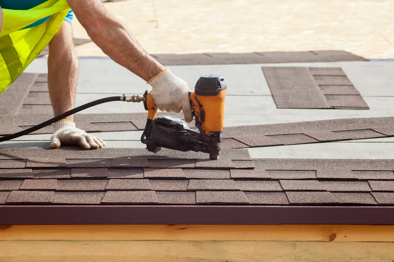 Roofing experts working on a home in Rogers